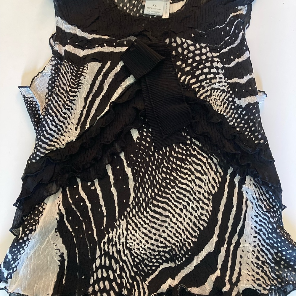 Alberto Makali Black and White sheer Textured Top, fully lined. size XL,